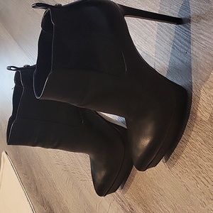 Michael Kors Black Leather ankle boots with platform size 6